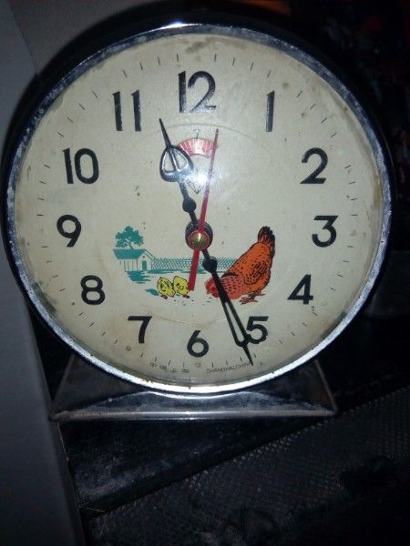ساعة دجاجة قديمة